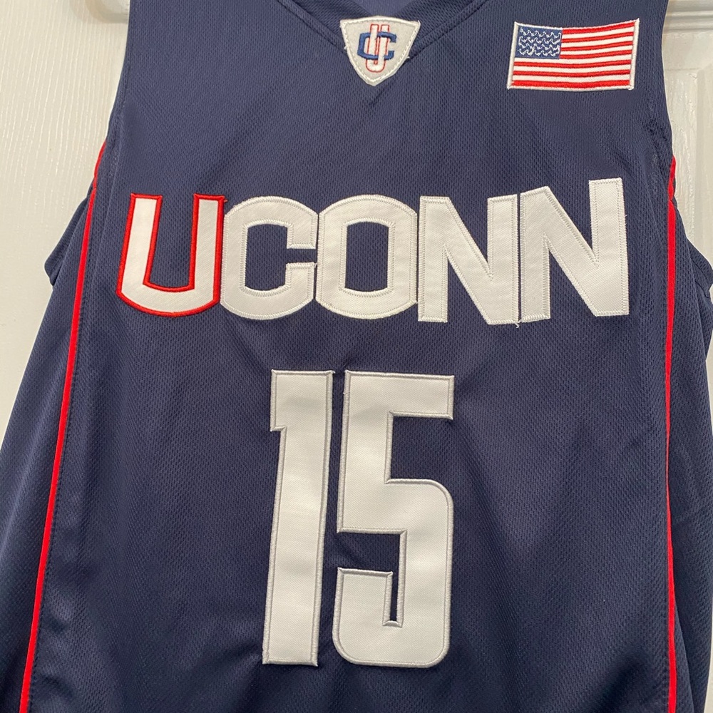 BRAND NEW *never worn Kemba Walker UCONN jersey